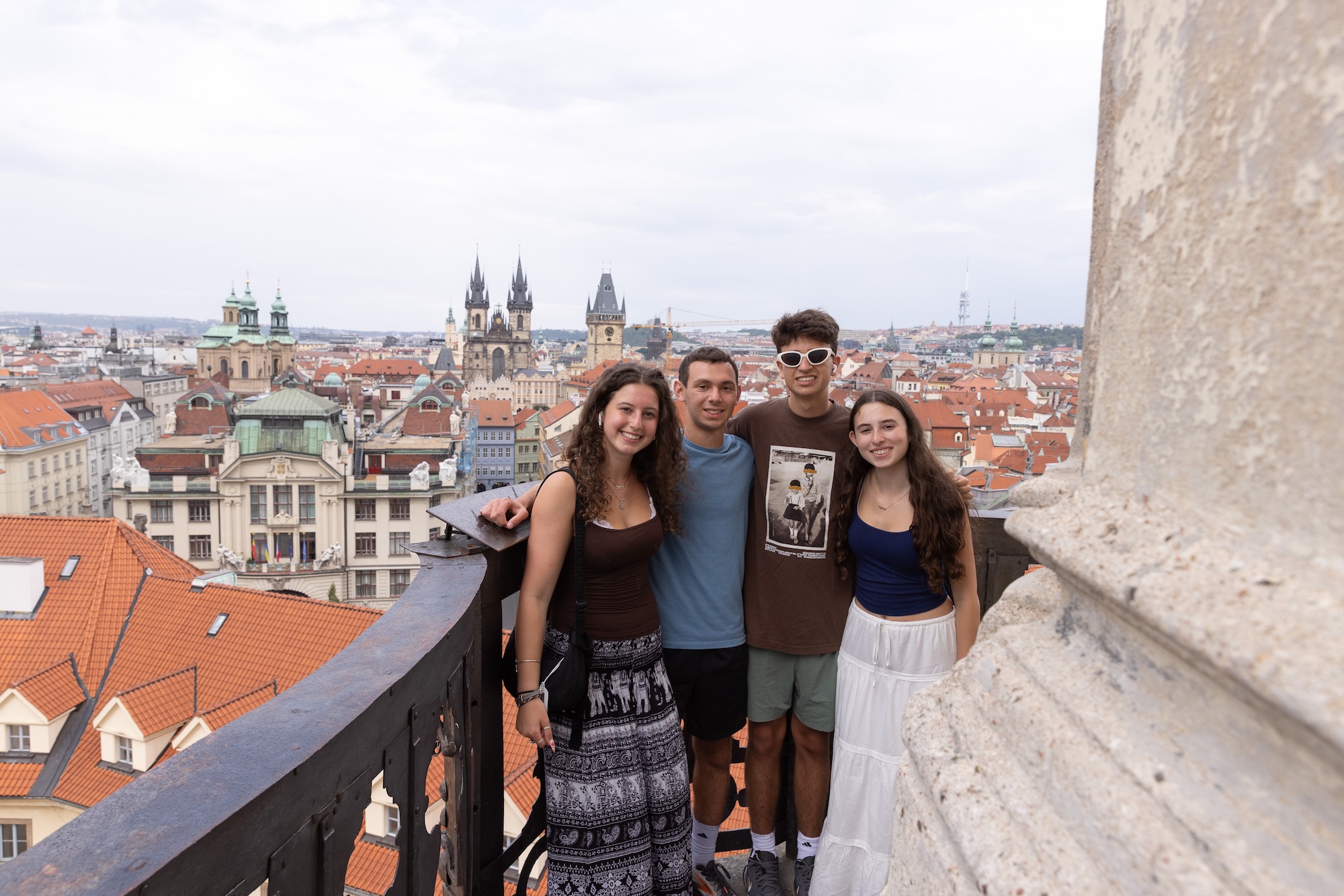 Eine Gruppe von Menschen, die im Freien lächeln