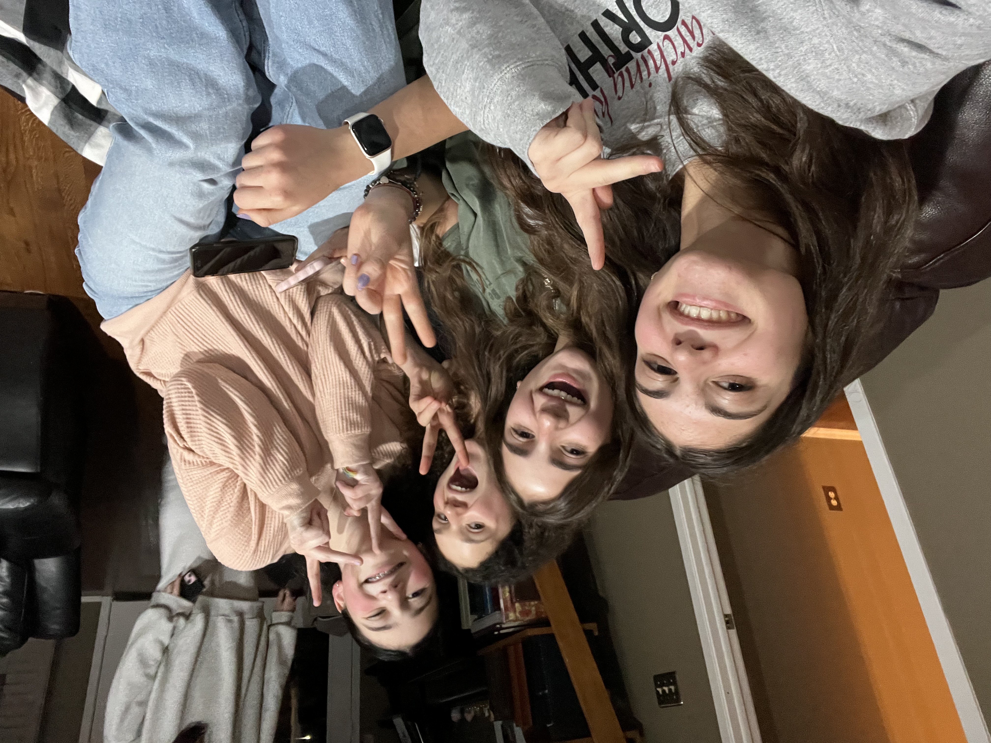 Eine Gruppe von Menschen, die auf der Bühne feiert
