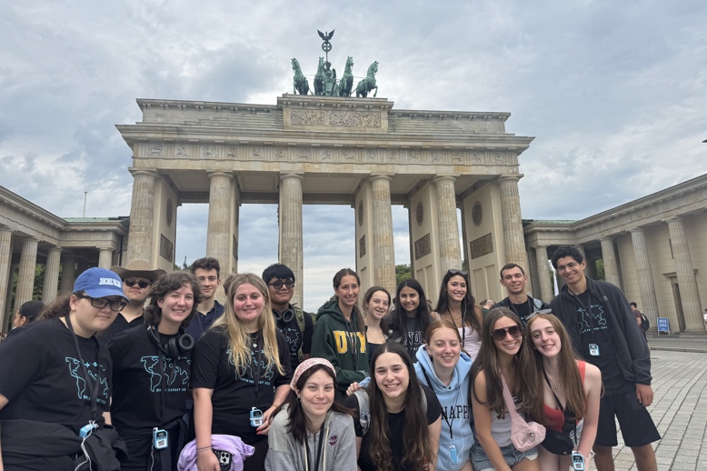 Eine Gruppe von Menschen, die im Freien lächeln