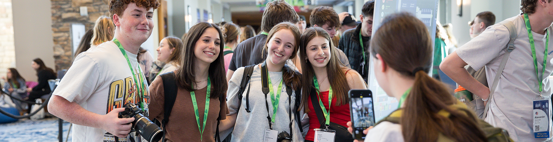 Eine Gruppe junger Menschen unterschiedlicher Herkunft, die bei einer Gemeinschaftsveranstaltung lächeln