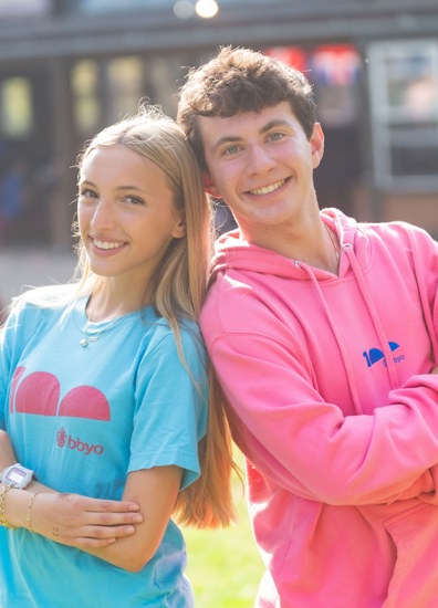 Feier zum 100-jährigen Jubiläum von BBYO mit Konfetti, Lichtern und einer großen Menge von Besuchern