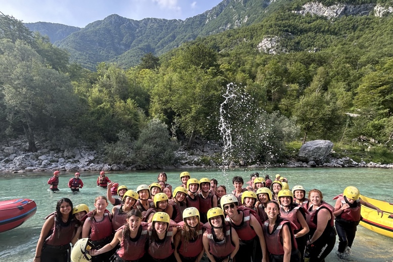 Eine Gruppe von Menschen, die im Freien lächeln