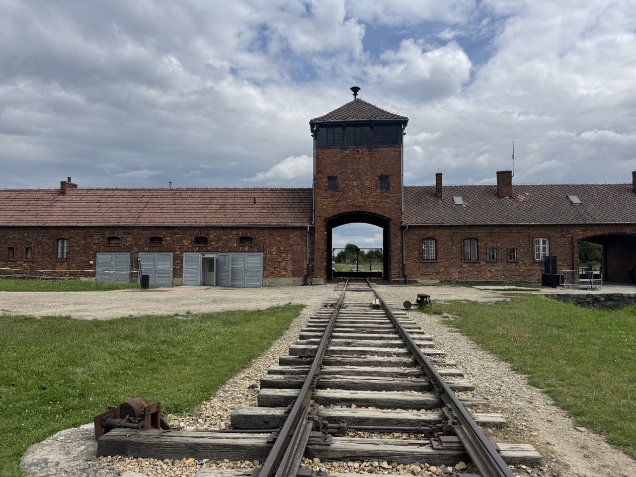 Eine Gruppe von Menschen, die auf der Bühne feiert