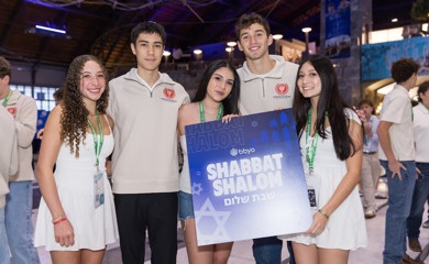 Eine Gruppe von drei lächelnden Eltern bei einer Gemeindeveranstaltung
