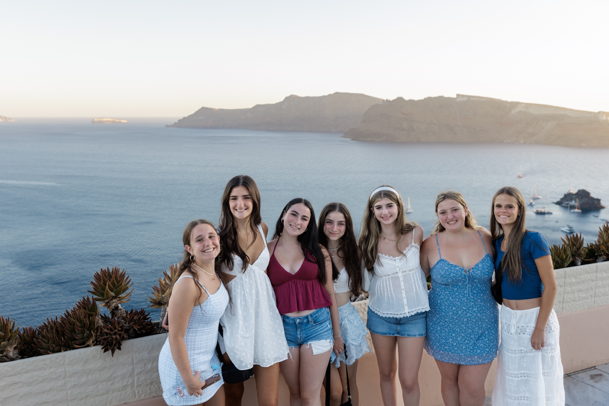 Eine Gruppe von Menschen, die im Freien lächeln