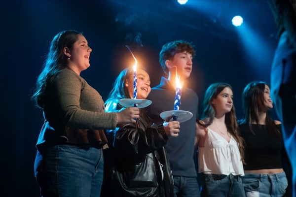 Feier BBYO mit Konfetti, Lichtern und einer großen Besuchermenge