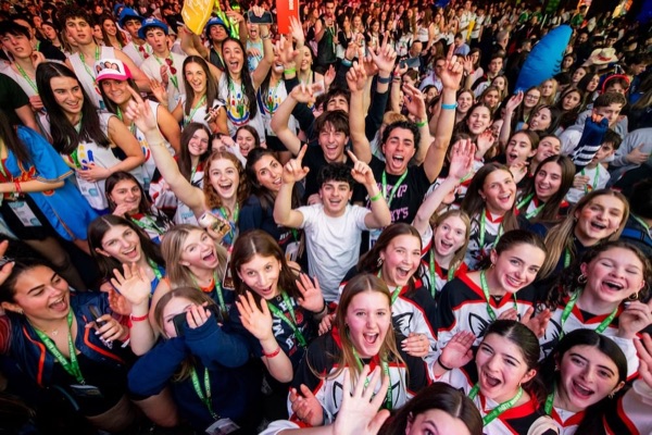 Feier BBYO mit Konfetti, Lichtern und einer großen Besuchermenge