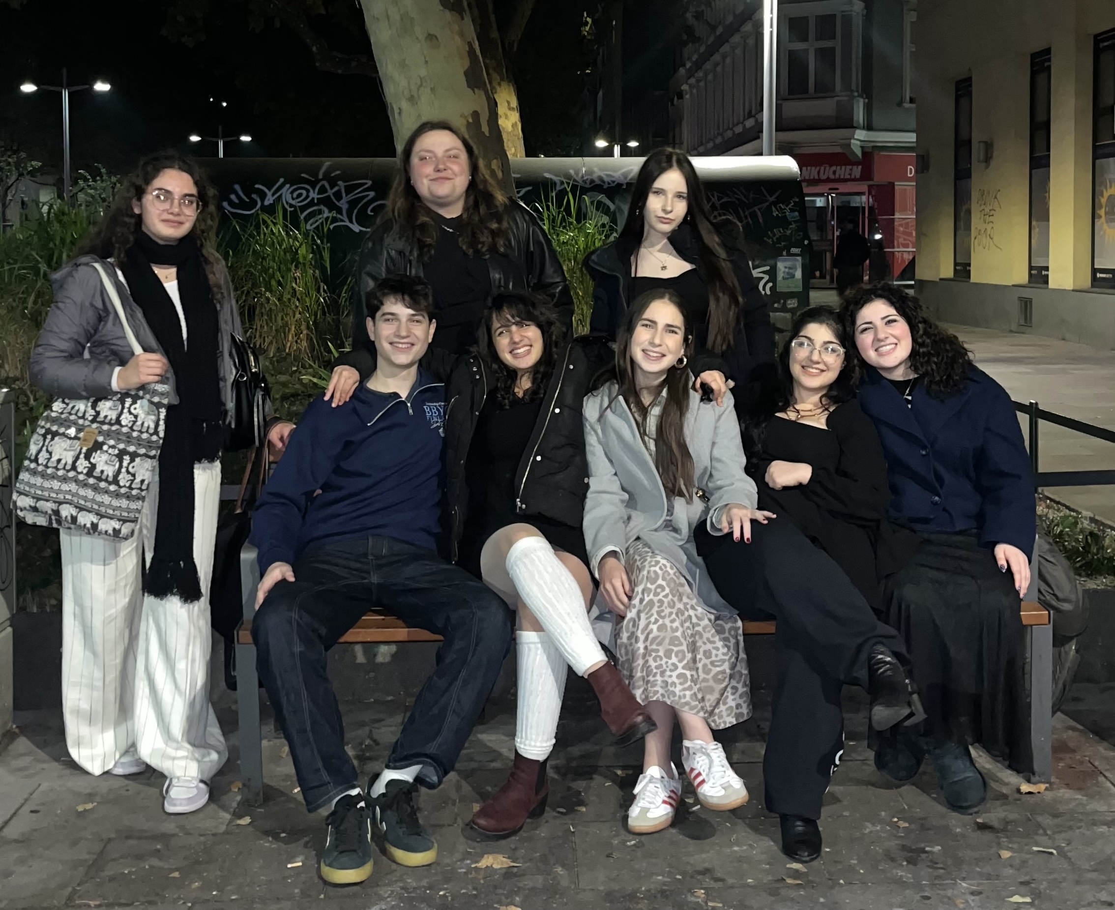 Eine Gruppe von Menschen, die auf der Bühne feiert