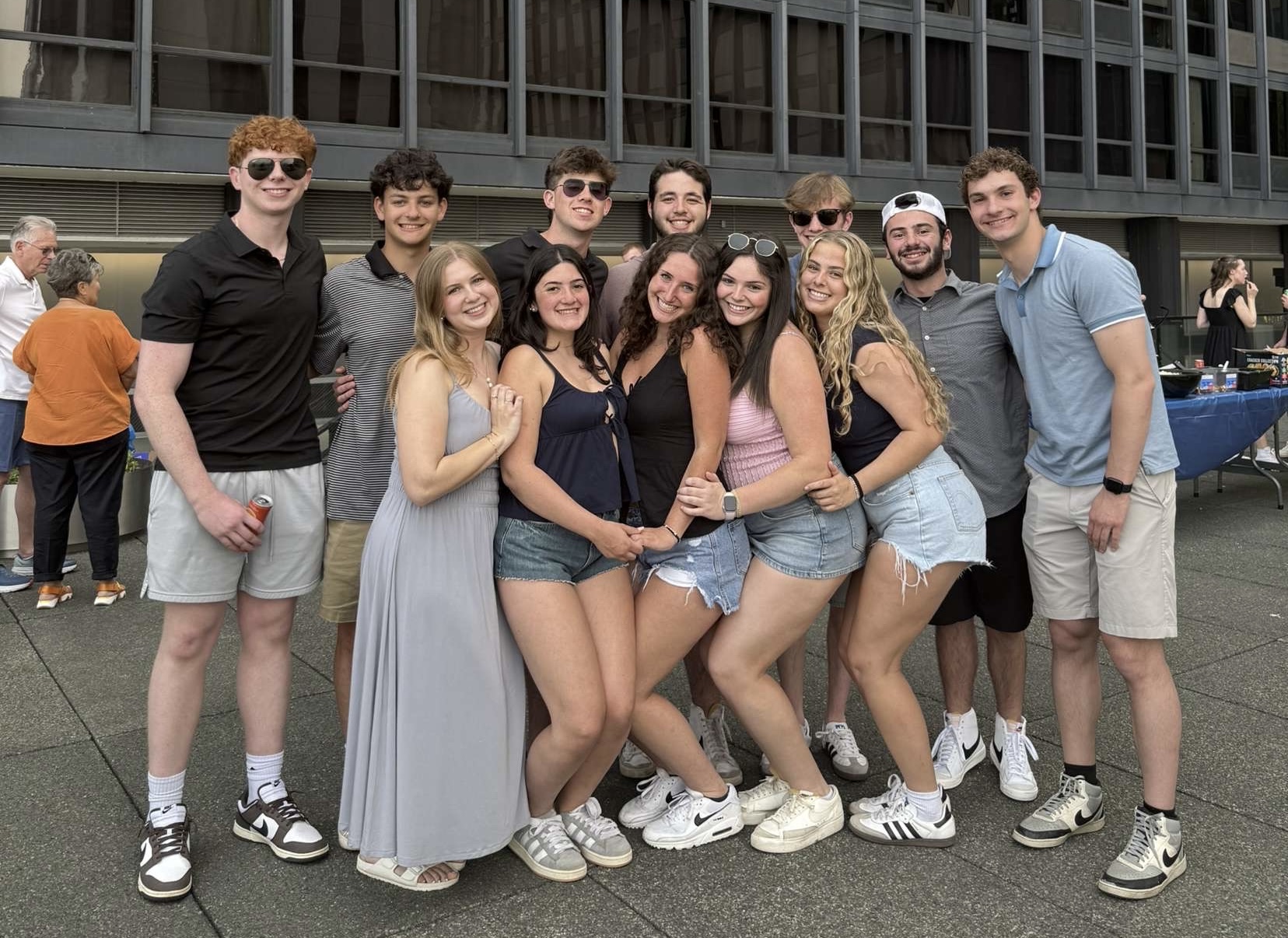 Eine Gruppe von Menschen, die auf der Bühne feiert