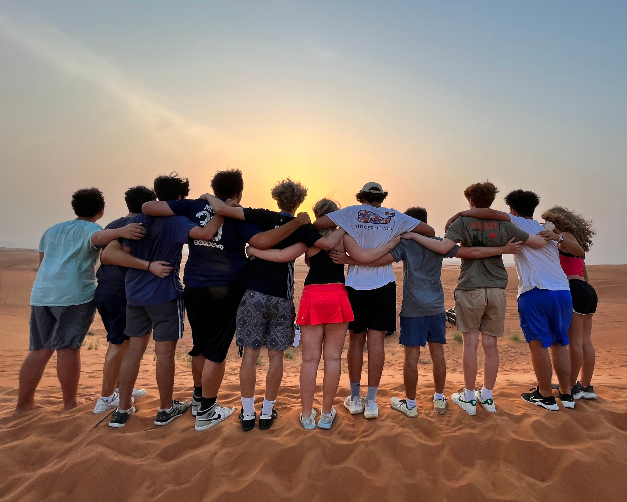 Eine Gruppe von Menschen, die auf der Bühne feiert