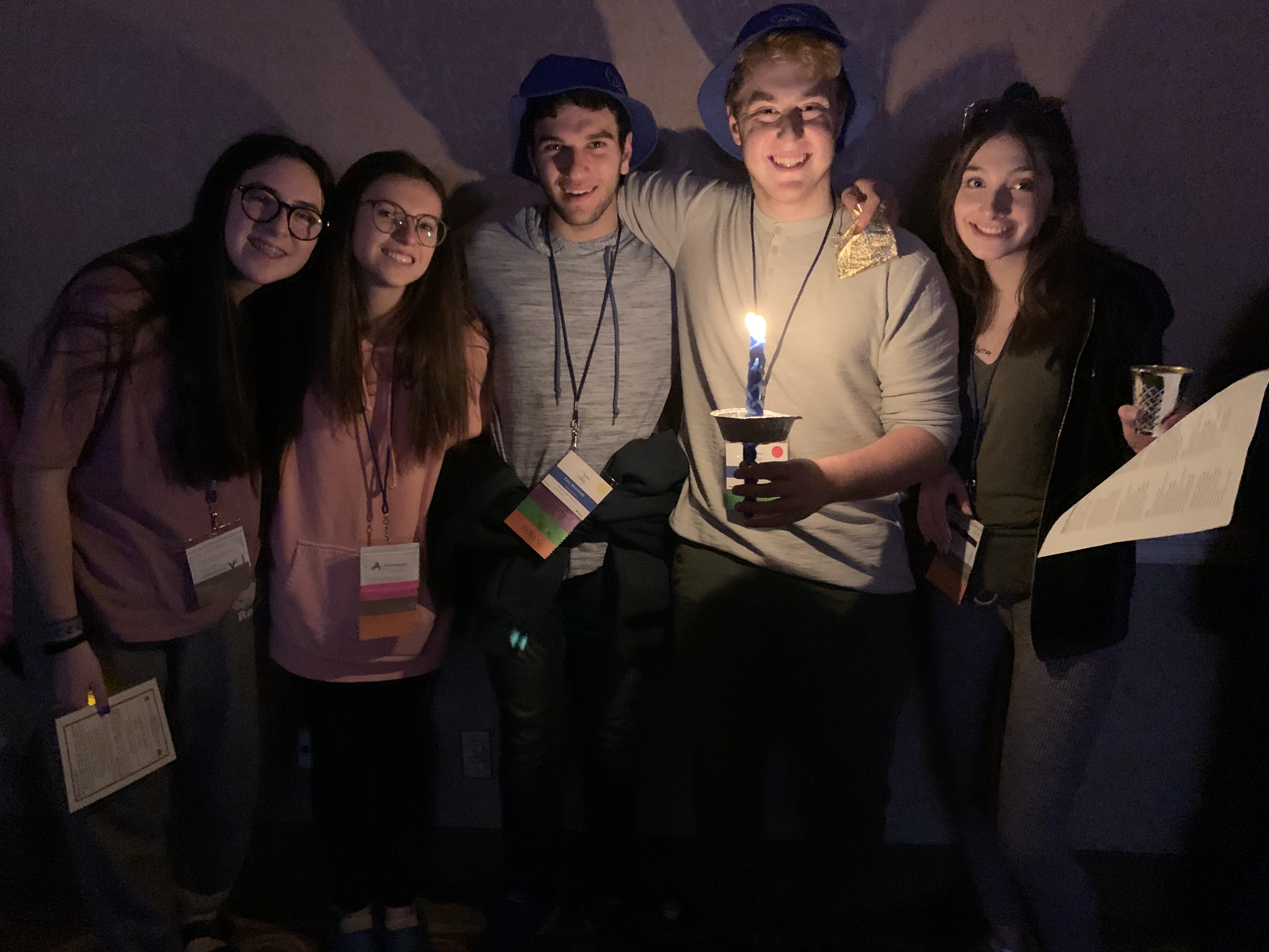 Eine Gruppe von Menschen, die auf der Bühne feiert