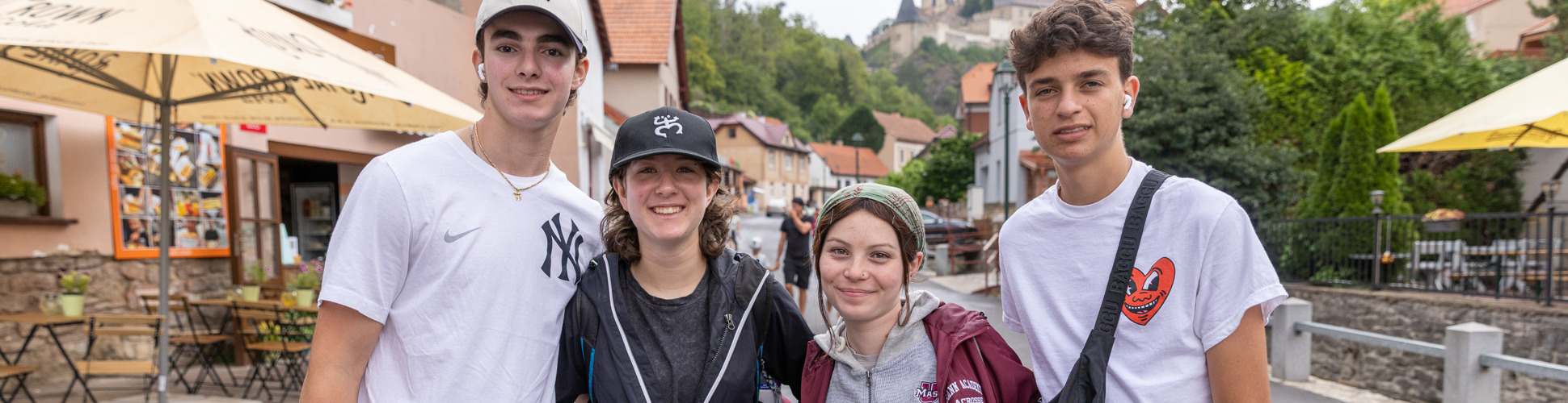 Eine Gruppe junger Menschen unterschiedlicher Herkunft, die bei einer Gemeinschaftsveranstaltung lächeln