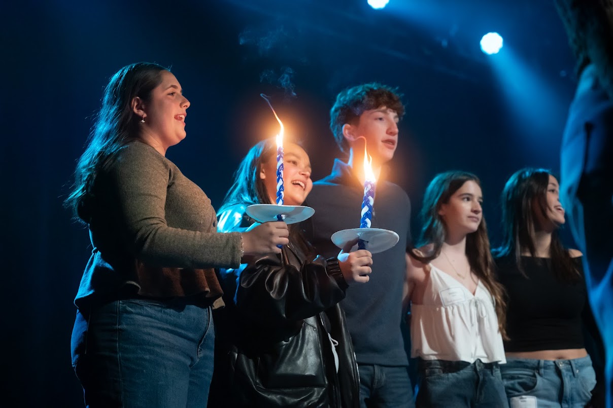 Feier BBYO mit Konfetti, Lichtern und einer großen Besuchermenge