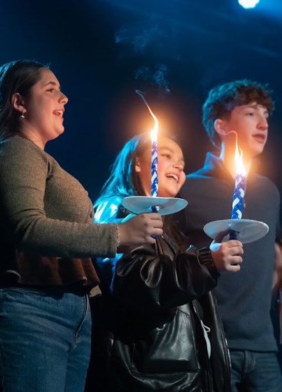 Feier zum 100-jährigen Jubiläum von BBYO mit Konfetti, Lichtern und einer großen Menge von Besuchern