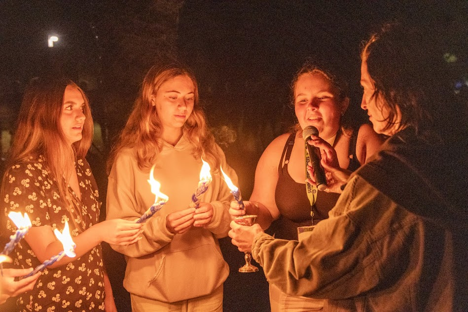Eine Gruppe von Menschen, die auf der Bühne feiert
