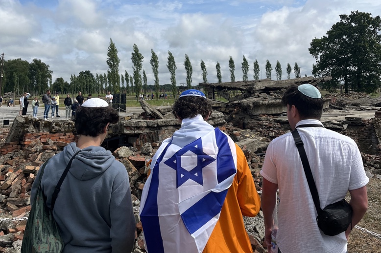 Eine Gruppe von Menschen, die im Freien lächeln
