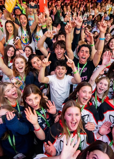 Feier zum 100-jährigen Jubiläum von BBYO mit Konfetti, Lichtern und einer großen Menge von Besuchern