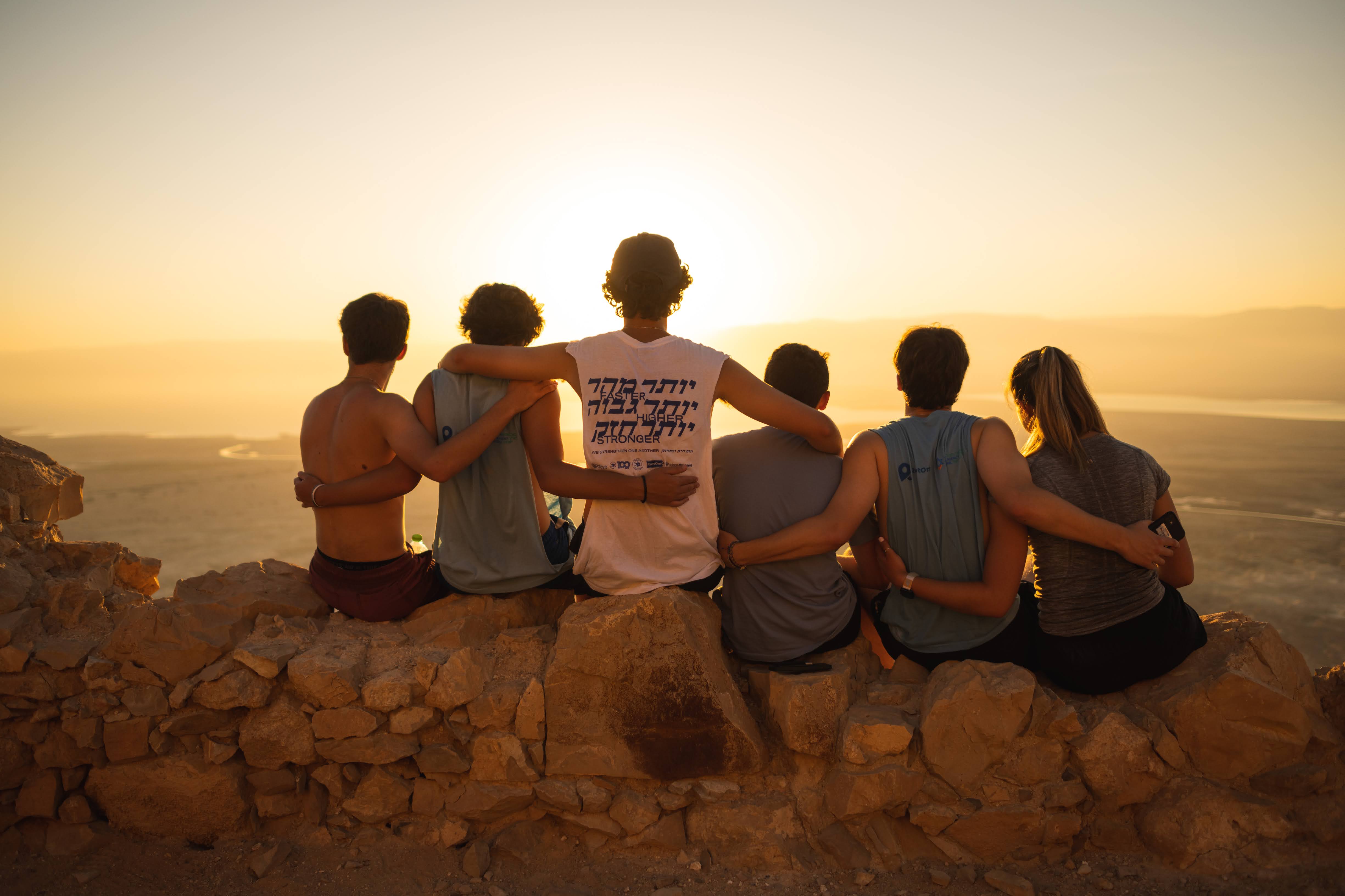 Eine Gruppe von Menschen, die auf der Bühne feiert